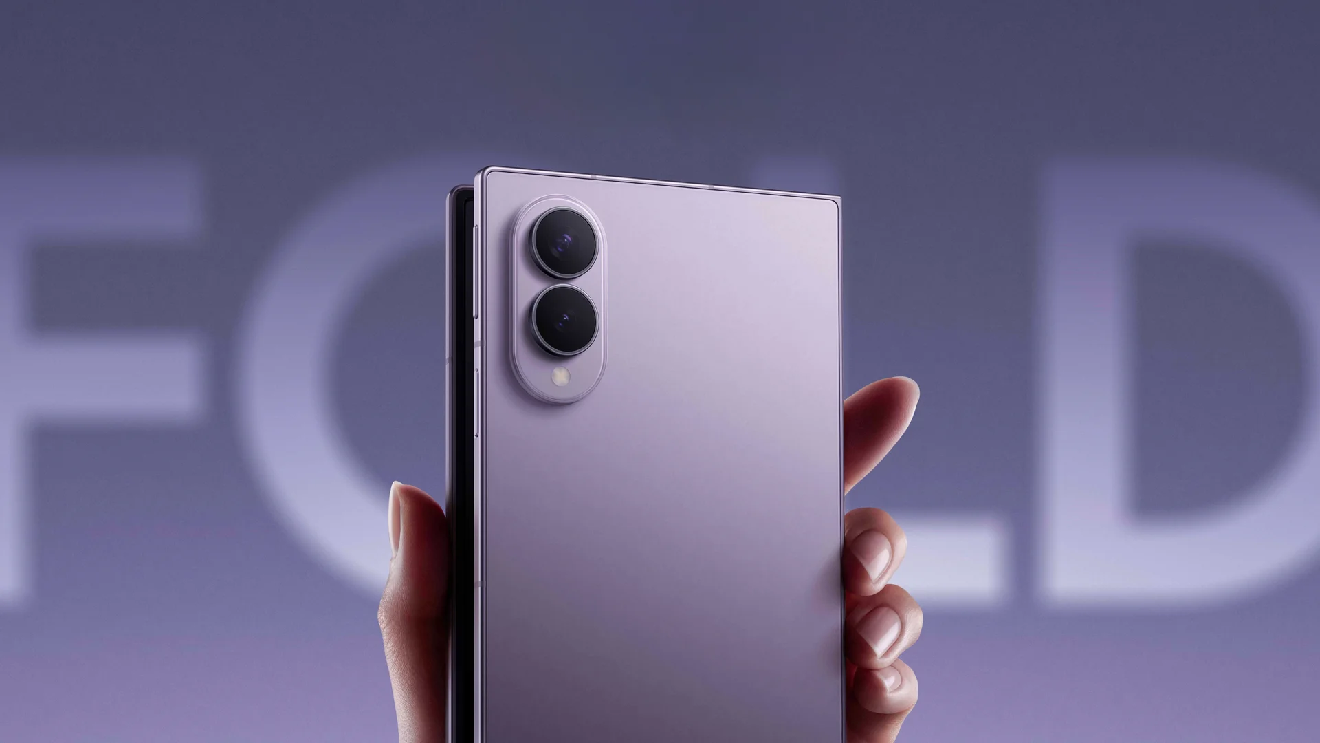 Ljubičasti Samsung Galaxy Z Fold8 u ruci, snimljen sa zadnje strane, sa dve glavne kamere